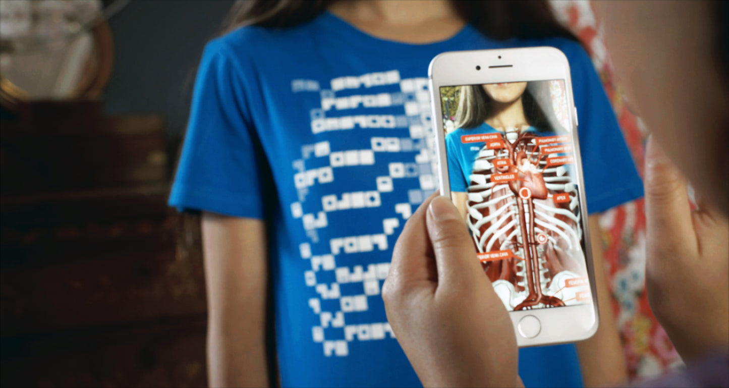 virtuali-tee, koszulka AR anatomia, interaktywna koszulka edukacyjna, edukacja STEM, nauka biologii AR, gadżety edukacyjne 3D, koszulka z aplikacją mobilną