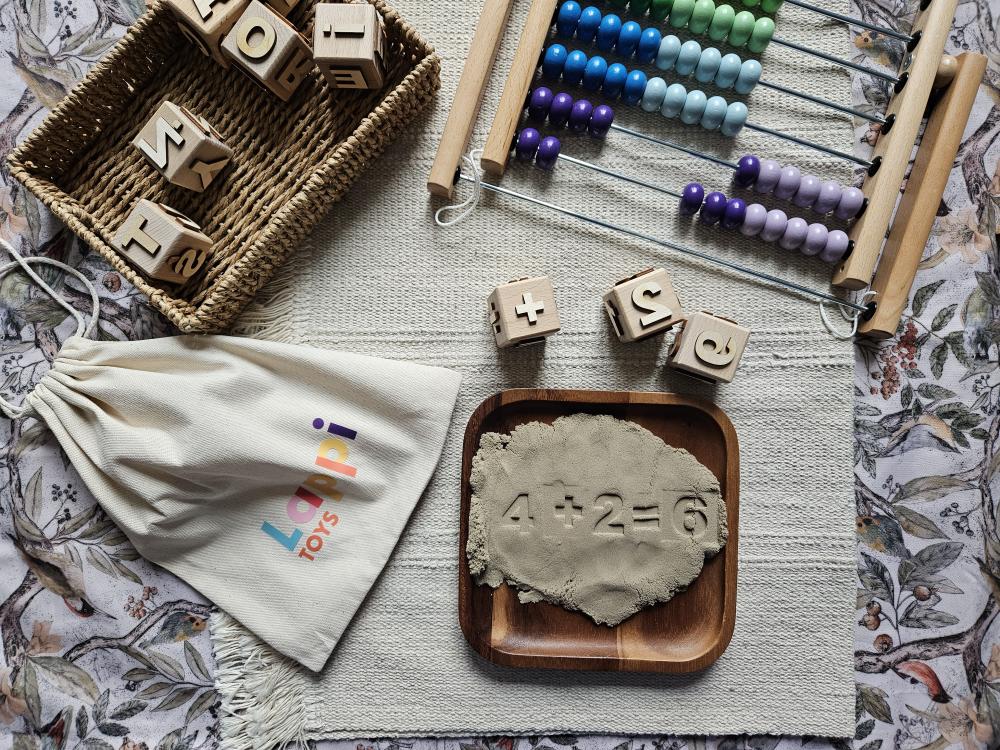 zabawki montessori, edukacyjne kostki drewniane, drewniane litery, drewniane cyfry, zabawki STEM, nauka alfabetu, nauka matematyki dla dzieci, sensoryczne zabawki drewniane, zabawki do nauki pisania, zabawki do nauki liczenia, drewniane zabawki edukacyjne, zabawki logiczne, nauka przez zabawę, edukacja wczesnoszkolna, zabawki do edukacji domowej