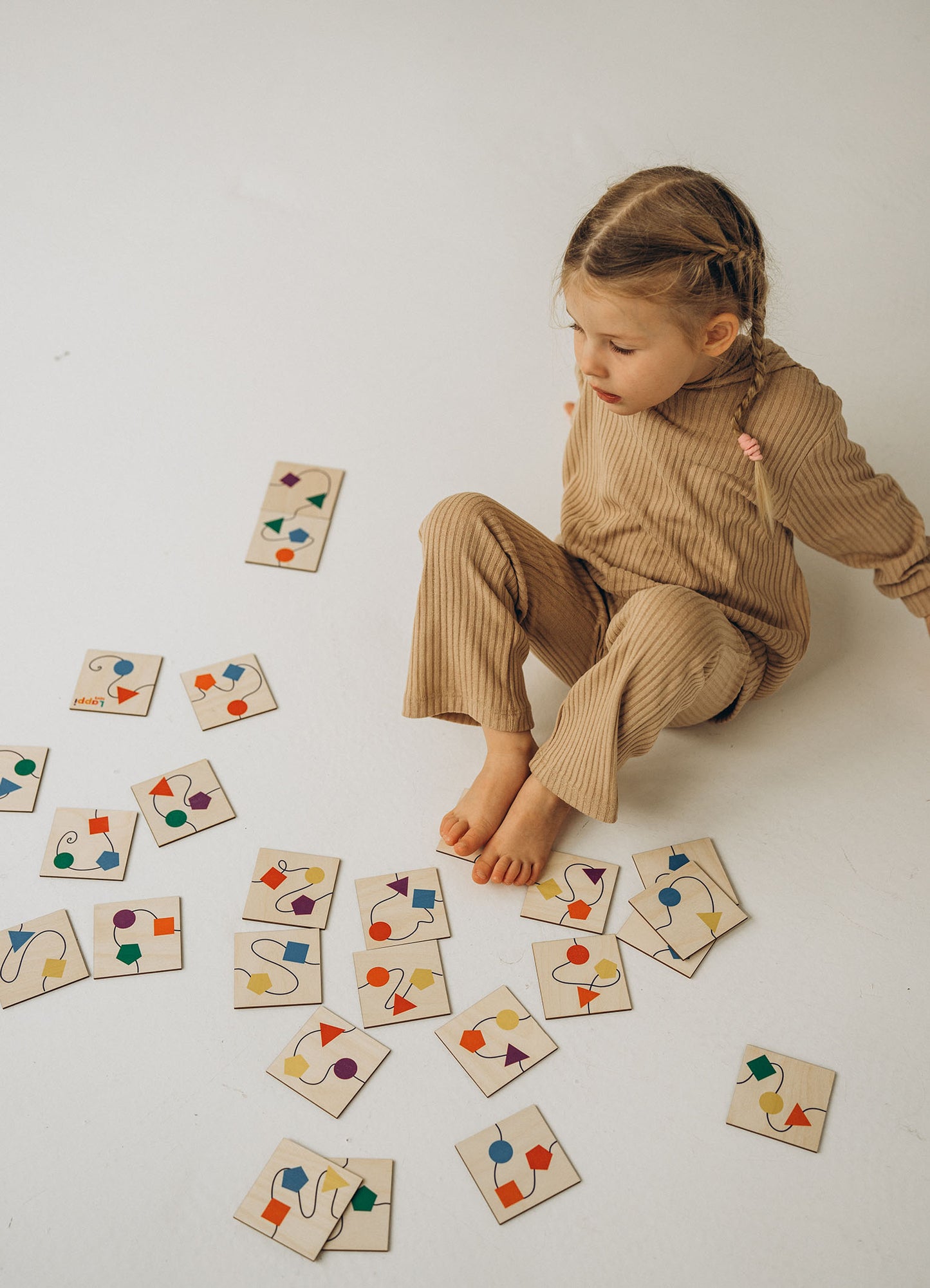 Odkryj fascynujący świat domino, drewnianej gry edukacyjnej, która wciągnie dzieci w kreatywną zabawę!
Rozpocznij swoją przygodę od pierwszego elementu łańcucha i uzupełnij go, umieszczając kawałki z dopasowanymi kolorami i kształtami. Twoim celem jest stworzenie łańcucha z wszystkich kart – jeśli ci się uda, to znaczy, że świetnie sobie poradziłaś/eś!