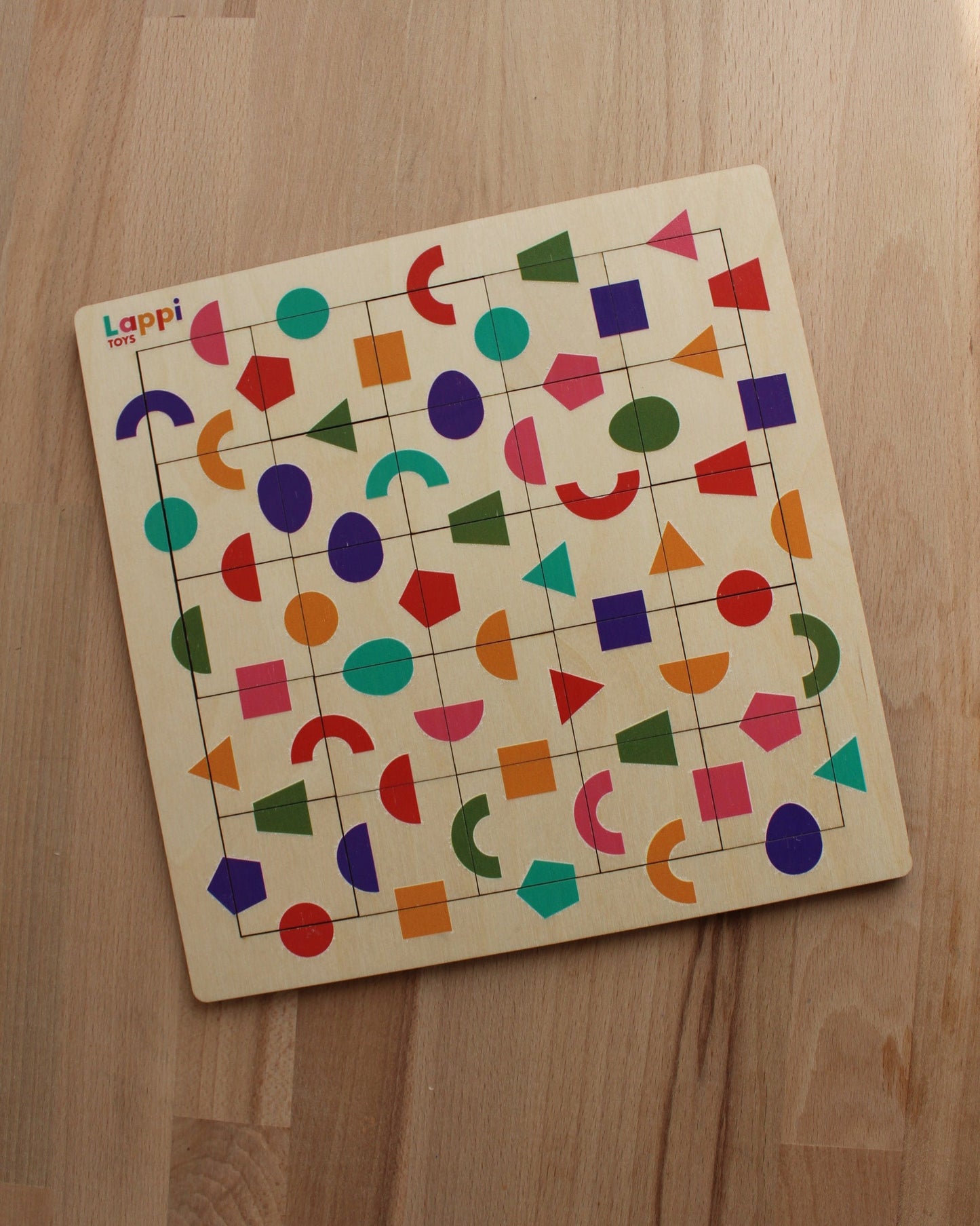 zabawki montessori, układanka drewniana, edukacyjne zabawki drewniane, drewniana układanka geometryczna, nauka figur geometrycznych, puzzle geometryczne, edukacja STEM, zabawki logiczne dla dzieci, układanka logiczna, rozwój umiejętności poznawczych, drewniane zabawki edukacyjne, kreatywna zabawa, nauka geometrii dla dzieci, ekologiczne zabawki drewniane, drewniane puzzle Montessori, edukacyjne układanki drewniane