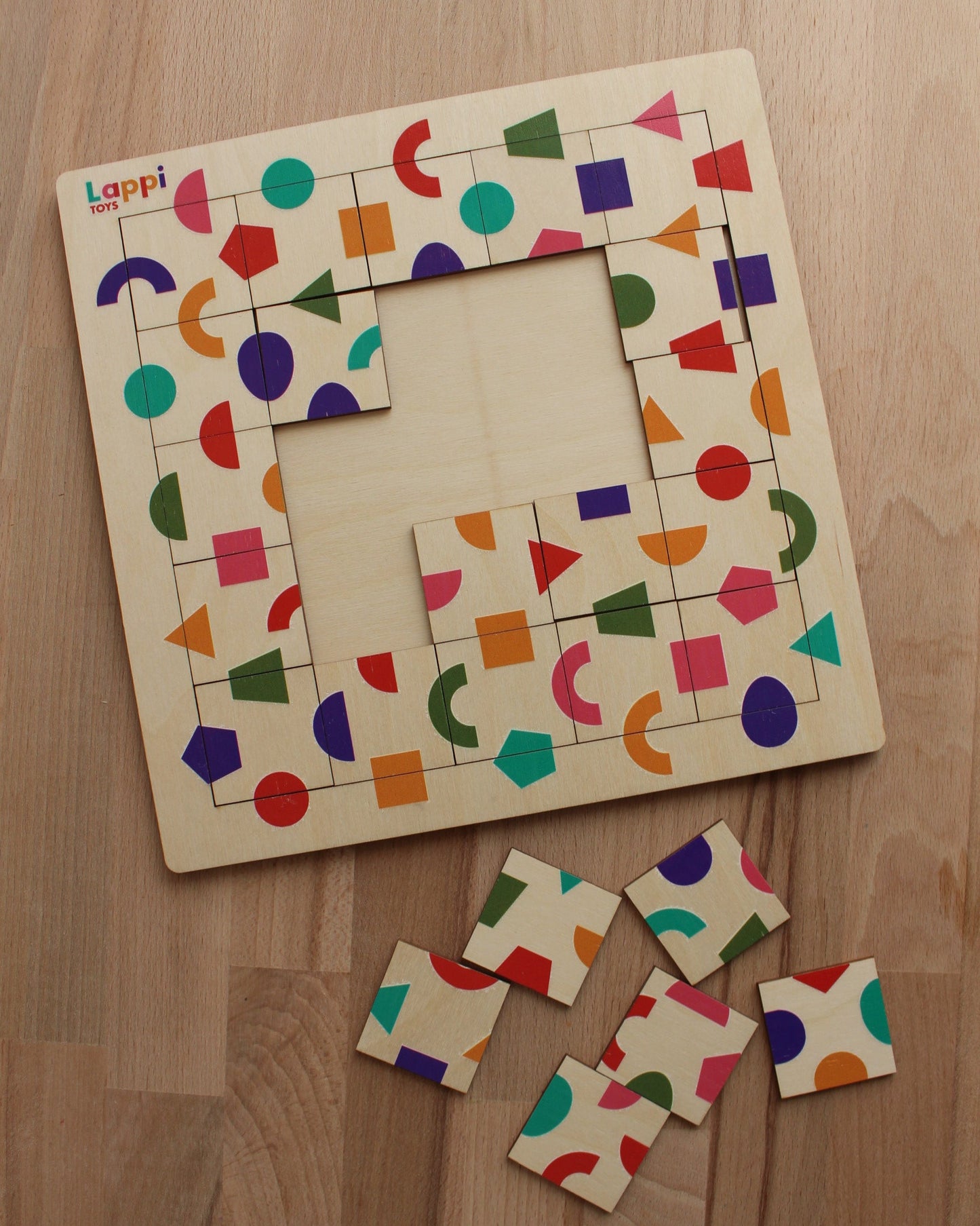 zabawki montessori, układanka drewniana, edukacyjne zabawki drewniane, drewniana układanka geometryczna, nauka figur geometrycznych, puzzle geometryczne, edukacja STEM, zabawki logiczne dla dzieci, układanka logiczna, rozwój umiejętności poznawczych, drewniane zabawki edukacyjne, kreatywna zabawa, nauka geometrii dla dzieci, ekologiczne zabawki drewniane, drewniane puzzle Montessori, edukacyjne układanki drewniane