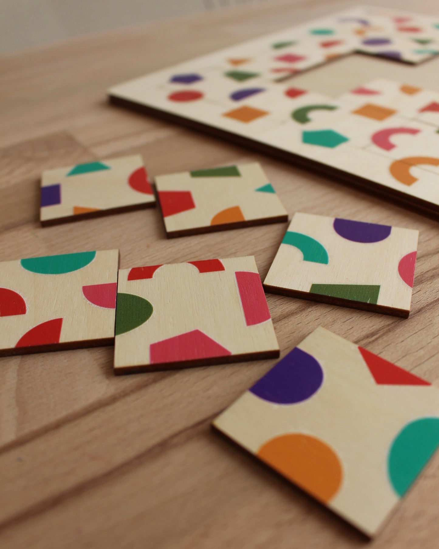 zabawki montessori, układanka drewniana, edukacyjne zabawki drewniane, drewniana układanka geometryczna, nauka figur geometrycznych, puzzle geometryczne, edukacja STEM, zabawki logiczne dla dzieci, układanka logiczna, rozwój umiejętności poznawczych, drewniane zabawki edukacyjne, kreatywna zabawa, nauka geometrii dla dzieci, ekologiczne zabawki drewniane, drewniane puzzle Montessori, edukacyjne układanki drewniane