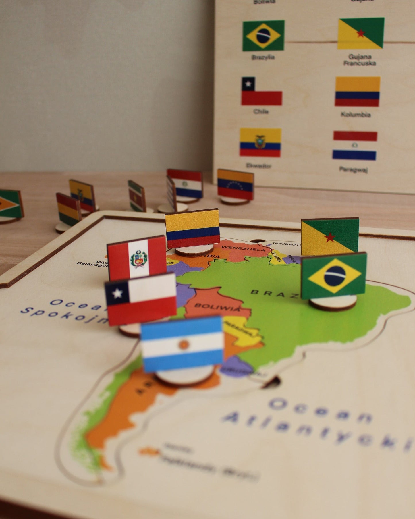 zabawki montessori, układanka drewniana, edukacyjne zabawki drewniane, nauka geografii dla dzieci, drewniana mapa, mapa Montessori, edukacja STEM, drewniana układanka kontynenty, zabawki do nauki geografii, nauka przez zabawę, drewniane zabawki edukacyjne, interaktywna nauka geografii, drewniana mapa Ameryki Południowej, edukacyjne zabawki przedszkolne, Montessori geografia, zabawki wspierające rozwój poznawczy, ekologiczne zabawki drewniane, mapa świata dla dzieci, nauka flag, drewniane puzzle kontynenty