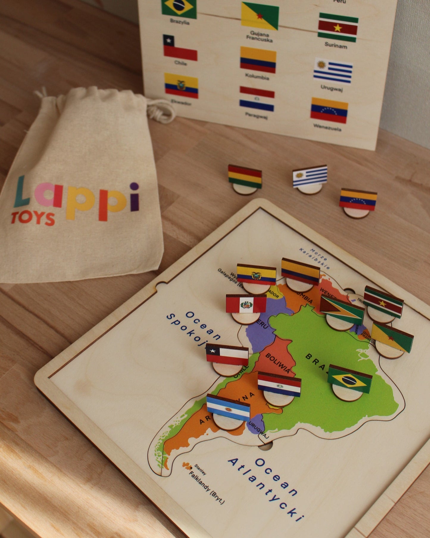 zabawki montessori, układanka drewniana, edukacyjne zabawki drewniane, nauka geografii dla dzieci, drewniana mapa, mapa Montessori, edukacja STEM, drewniana układanka kontynenty, zabawki do nauki geografii, nauka przez zabawę, drewniane zabawki edukacyjne, interaktywna nauka geografii, drewniana mapa Ameryki Południowej, edukacyjne zabawki przedszkolne, Montessori geografia, zabawki wspierające rozwój poznawczy, ekologiczne zabawki drewniane, mapa świata dla dzieci, nauka flag, drewniane puzzle kontynenty