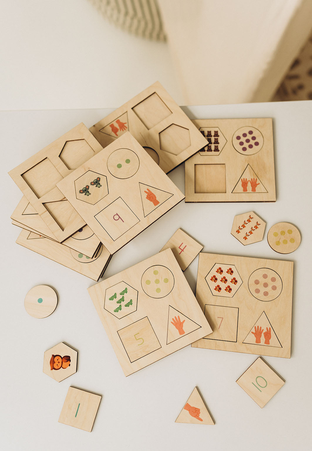 Odkryj niezwykły sposób na wprowadzenie dziecka w świat liczb i figur geometrycznych! Zestaw układanek "Liczby i Figury" Montessori to wyjątkowe narzędzie edukacyjne zaprojektowane z myślą o przedszkolakach, które pragną poznawać podstawy matematyki poprzez zabawę.
W skład zestawu wchodzi 10 drewnianych tabliczek o wymiarach 13x13 cm, z których każda przedstawia inną figurę geometryczną, np. koło czy kwadrat.