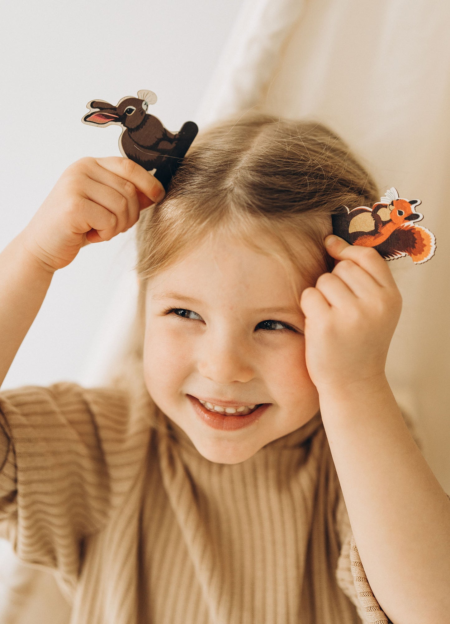 Odkryj piękno lasu z drewnianą grą edukacyjną inspirowaną filozofią Montessori! Zestaw zawiera 12 kolorowych tabliczek przedstawiających leśne zwierzęta, drzewa, szyszki i grzyby. Jest to nie tylko doskonała zabawka, ale również skuteczne narzędzie wspierające rozwój umiejętności przestrzennych i językowych. Idealna na prezent dla dzieci od 3 roku życia, które uczą się przez zabawę, jednocześnie zgłębiając świat natury.