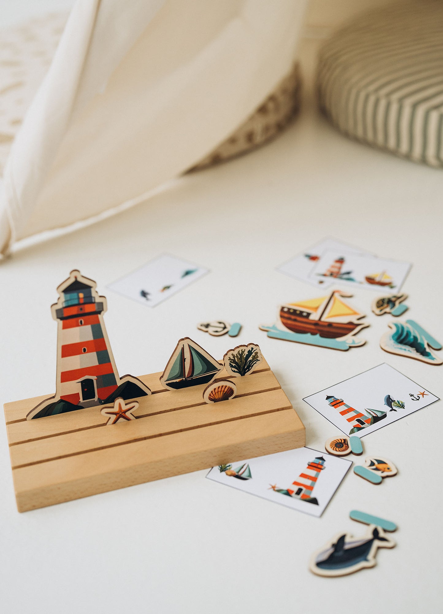 Odkryj głębiny oceanu z edukacyjną grą inspirowaną filozofią Montessori!! Zestaw zawiera 12 kolorowych tabliczek przedstawiających morskie scenerie i stworzenia, takie jak latarnia morska, wieloryb, żółw, ryba, wodorosty, żaglówki, muszle z perłą i falę. Jest to nie tylko doskonała zabawka, ale również skuteczne narzędzie wspierające rozwój umiejętności przestrzennych i językowych. Idealna na prezent dla dzieci od 3 roku życia, które uczą się przez zabawę, jednocześnie zgłębiając świat natury.