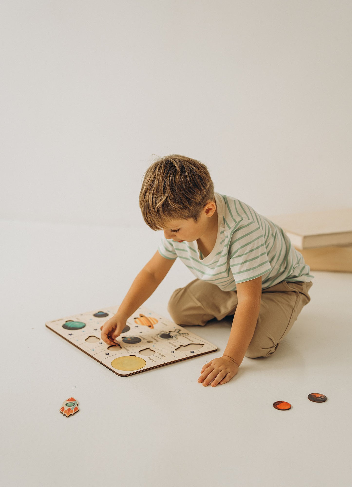 Drewniana układanka „Kosmos” to edukacyjna zabawka Montessori, która przenosi dzieci w fascynujący świat Układu Słonecznego. W zestawie znajdują się wszystkie planety, Słońce, rakieta oraz kosmonauta, co sprawia, że nauka staje się jeszcze bardziej ekscytująca. Puzzle pomagają zrozumieć względne rozmiary planet, ich kolorystykę oraz ich orbitę, a także uczą nazw planet i ich kolejności.
Układanka Montessori dla dzieci od 2 roku życia
