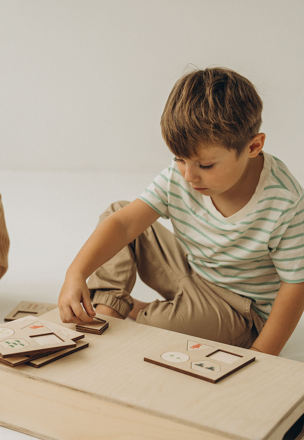 Inspiracja metodą Montessori sprawia, że dziecko odkrywa i uczy się samodzielnie, czerpiąc radość z poznawania nowych rzeczy. Dzięki naturalnym materiałom i kolorowym ilustracjom, zestaw ten jest idealny dla małych rączek i w pełni bezpieczny dla dzieci.
Podaruj dziecku świat liczb i kształtów w kreatywnym wydaniu!