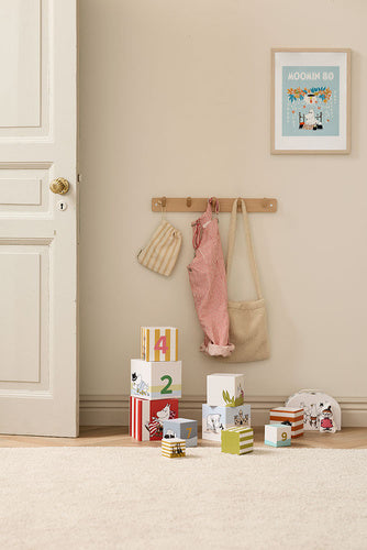 prezent dla dziecka 1 rok
prezent dla malucha
prezent z Muminkami
zabawki premium dla dzieci
ekologiczne zabawki dla dzieci
zabawki z certyfikatem FSC