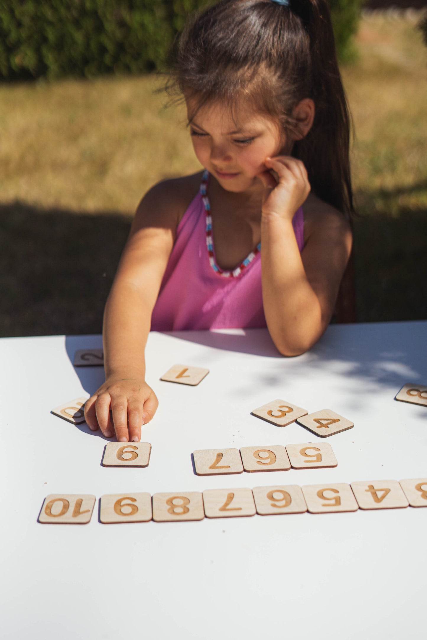 zestaw matematyczny, nauka liczenia, nauka cyfr, pomoc edukacyjna Montessori, drewniane cyfry, zabawka edukacyjna, nauka dodawania, nauka odejmowania, działania matematyczne dla dzieci, zabawka dla przedszkolaka, matematyka dla dzieci, prezent edukacyjny