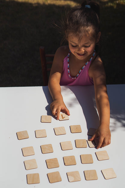 zestaw matematyczny, nauka liczenia, nauka cyfr, pomoc edukacyjna Montessori, drewniane cyfry, zabawka edukacyjna, nauka dodawania, nauka odejmowania, działania matematyczne dla dzieci, zabawka dla przedszkolaka, matematyka dla dzieci, prezent edukacyjny