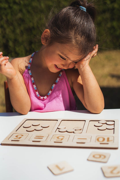 zestaw matematyczny, nauka liczenia, nauka cyfr, pomoc edukacyjna Montessori, drewniane cyfry, zabawka edukacyjna, nauka dodawania, nauka odejmowania, działania matematyczne dla dzieci, zabawka dla przedszkolaka, matematyka dla dzieci, prezent edukacyjny