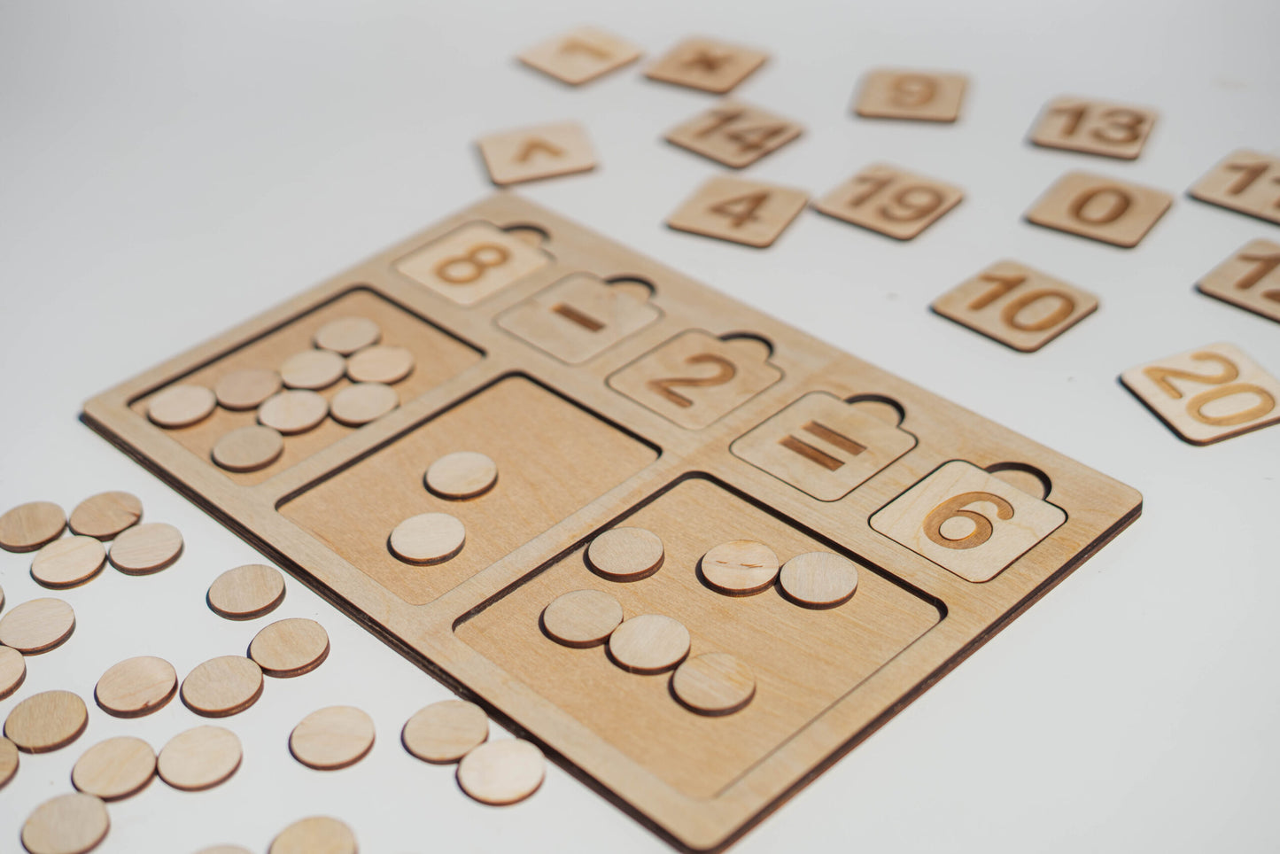 zestaw matematyczny, nauka liczenia, nauka cyfr, pomoc edukacyjna Montessori, drewniane cyfry, zabawka edukacyjna, nauka dodawania, nauka odejmowania, działania matematyczne dla dzieci, zabawka dla przedszkolaka, matematyka dla dzieci, prezent edukacyjny