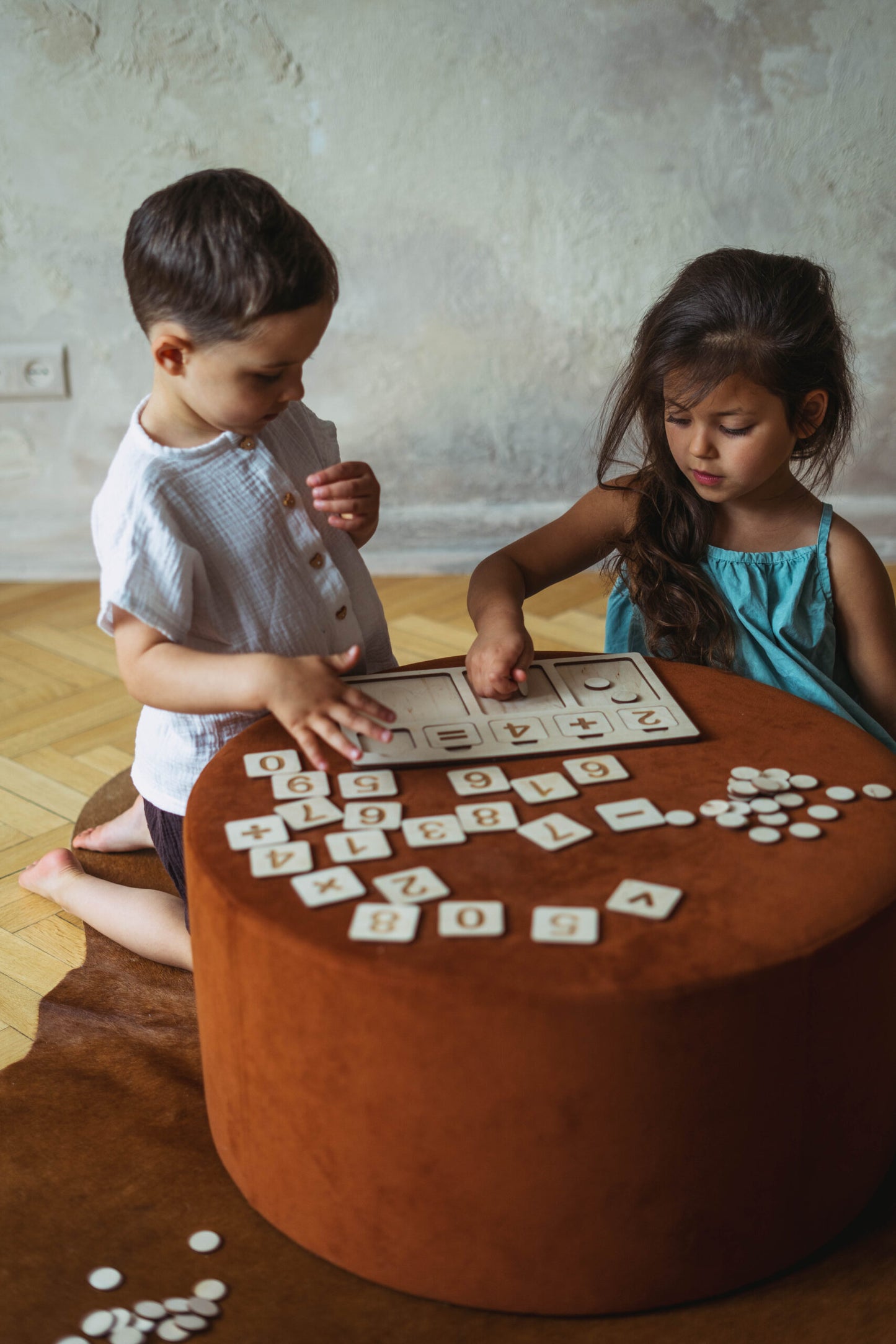 zestaw matematyczny, nauka liczenia, nauka cyfr, pomoc edukacyjna Montessori, drewniane cyfry, zabawka edukacyjna, nauka dodawania, nauka odejmowania, działania matematyczne dla dzieci, zabawka dla przedszkolaka, matematyka dla dzieci, prezent edukacyjny