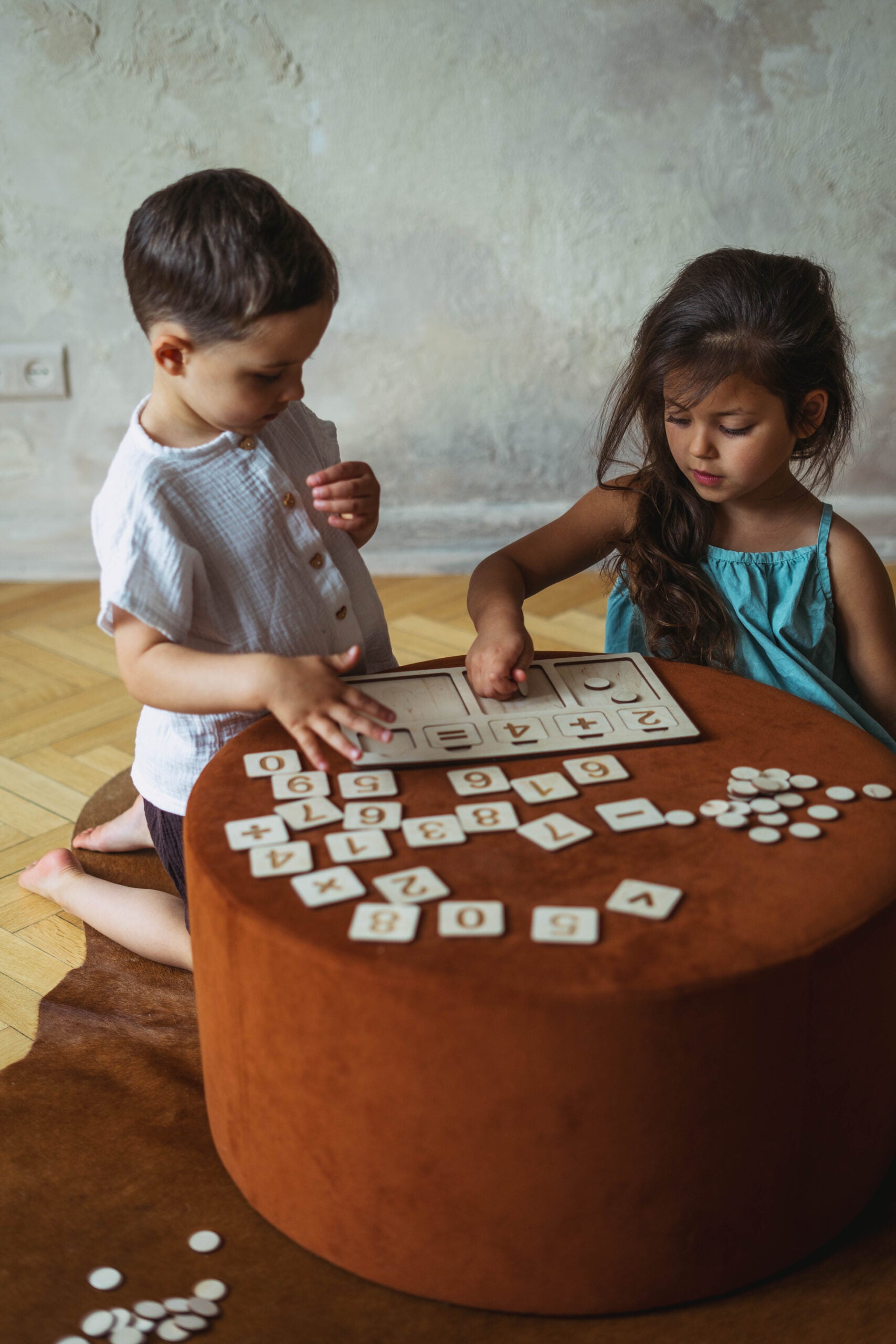 zestaw matematyczny, nauka liczenia, nauka cyfr, pomoc edukacyjna Montessori, drewniane cyfry, zabawka edukacyjna, nauka dodawania, nauka odejmowania, działania matematyczne dla dzieci, zabawka dla przedszkolaka, matematyka dla dzieci, prezent edukacyjny