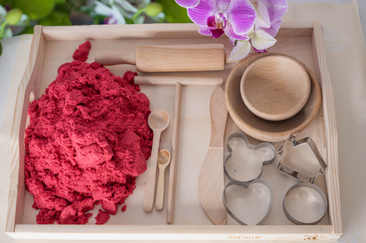 piasek dynamiczny, zestaw do zabawy z piaskiem, piasek kinetyczny, zabawa sensoryczna, kreatywny zestaw dla dzieci, zestaw Montessori, rozwój motoryki małej, zabawka edukacyjna, zabawa bez bałaganu, prezent dla dziecka, zestaw z piaskiem do domu