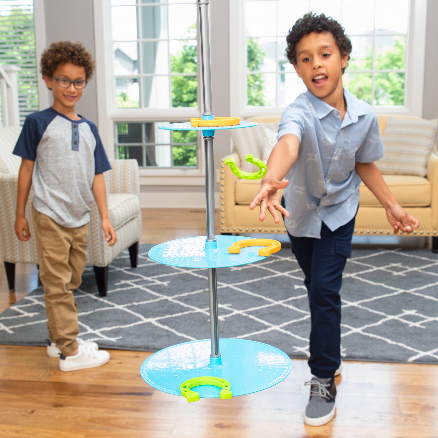 gra zręcznościowa, rzut podkową, Swingin’ Shoes, gra dla dzieci, gra ruchowa, gra domowa, gra rodzinna, gra dla całej rodziny, gra Fat Brain, rozwój koordynacji, zabawa ruchowa w domu, prezent dla dziecka, gra zręcznościowa dla dzieci