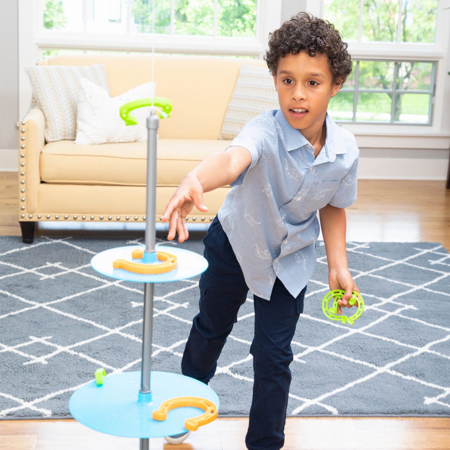 gra zręcznościowa, rzut podkową, Swingin’ Shoes, gra dla dzieci, gra ruchowa, gra domowa, gra rodzinna, gra dla całej rodziny, gra Fat Brain, rozwój koordynacji, zabawa ruchowa w domu, prezent dla dziecka, gra zręcznościowa dla dzieci