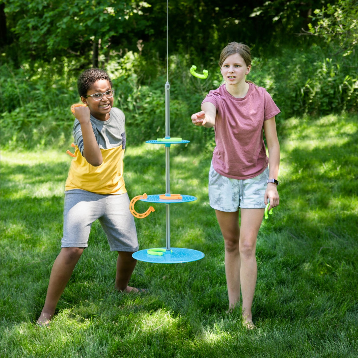 gra zręcznościowa, rzut podkową, Swingin’ Shoes, gra dla dzieci, gra ruchowa, gra domowa, gra rodzinna, gra dla całej rodziny, gra Fat Brain, rozwój koordynacji, zabawa ruchowa w domu, prezent dla dziecka, gra zręcznościowa dla dzieci