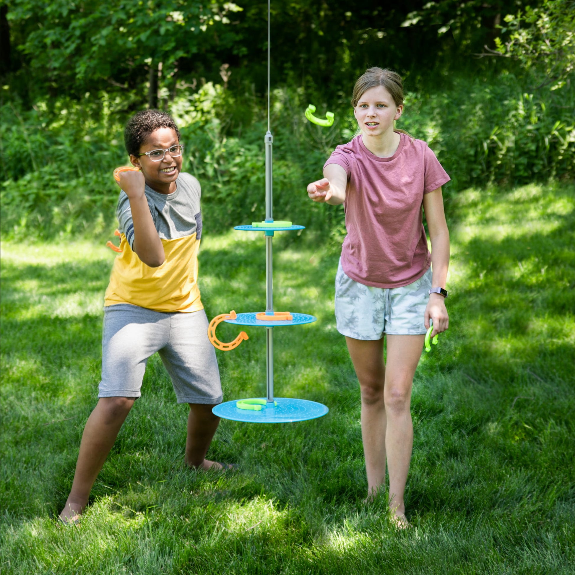 gra zręcznościowa, rzut podkową, Swingin’ Shoes, gra dla dzieci, gra ruchowa, gra domowa, gra rodzinna, gra dla całej rodziny, gra Fat Brain, rozwój koordynacji, zabawa ruchowa w domu, prezent dla dziecka, gra zręcznościowa dla dzieci