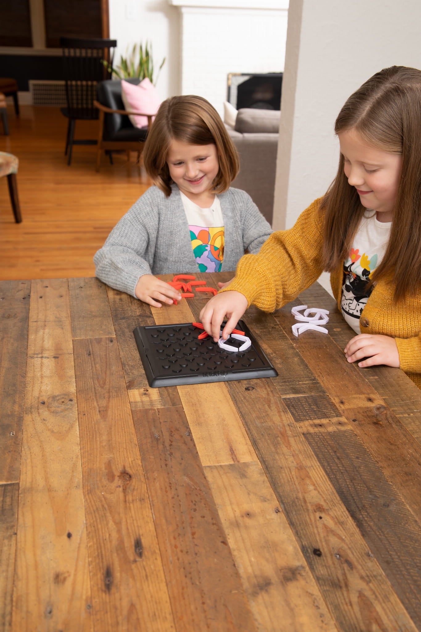 gra strategiczna, gra logiczna, kółko i krzyżyk, Tik Tak Flip, gra dla dzieci 8+, gra edukacyjna, planszowa gra rodzinna, rozwijanie logicznego myślenia, gra drewniana, zabawa dla całej rodziny, prezent dla dziecka