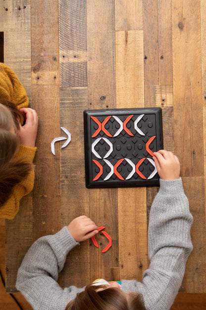 gra strategiczna, gra logiczna, kółko i krzyżyk, Tik Tak Flip, gra dla dzieci 8+, gra edukacyjna, planszowa gra rodzinna, rozwijanie logicznego myślenia, gra drewniana, zabawa dla całej rodziny, prezent dla dziecka