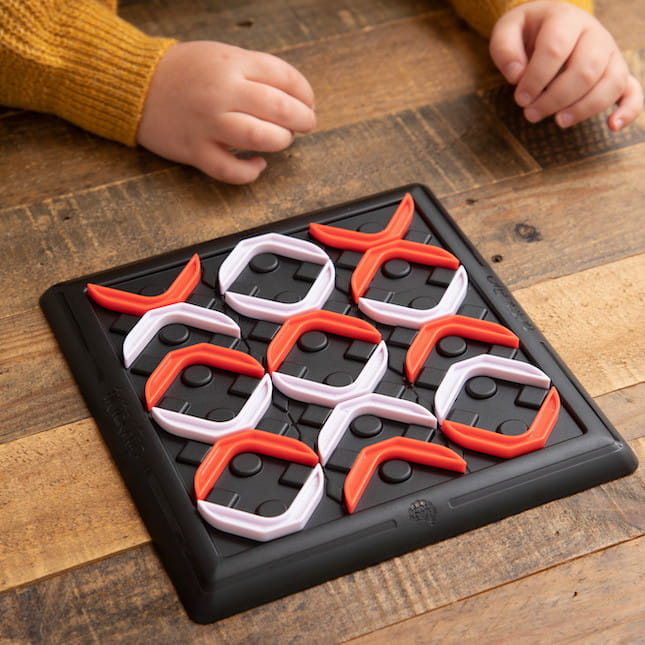 gra strategiczna, gra logiczna, kółko i krzyżyk, Tik Tak Flip, gra dla dzieci 8+, gra edukacyjna, planszowa gra rodzinna, rozwijanie logicznego myślenia, gra drewniana, zabawa dla całej rodziny, prezent dla dziecka