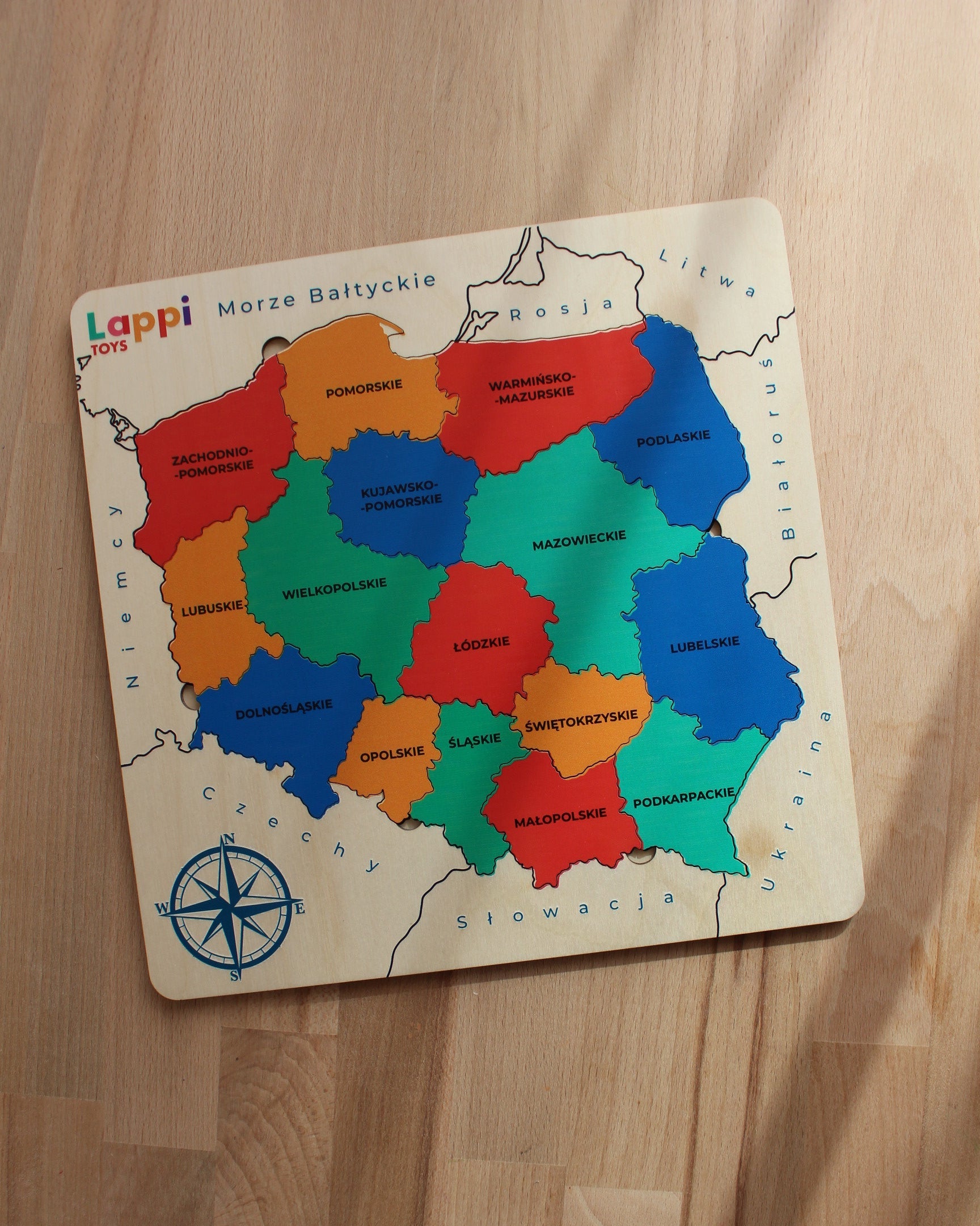 zabawki montessori, układanka drewniana, edukacyjne zabawki drewniane, drewniana mapa Polski, mapa Montessori, nauka geografii dla dzieci, drewniana układanka Polska, edukacja STEM, mapa Polski dla dzieci, zabawki do nauki geografii, drewniane puzzle Polska, interaktywna nauka geografii, podział administracyjny Polski, edukacyjne zabawki przedszkolne, Montessori geografia, zabawki wspierające rozwój poznawczy, ekologiczne zabawki drewniane, nauka województw dla dzieci, drewniana układanka województwa, mapa 