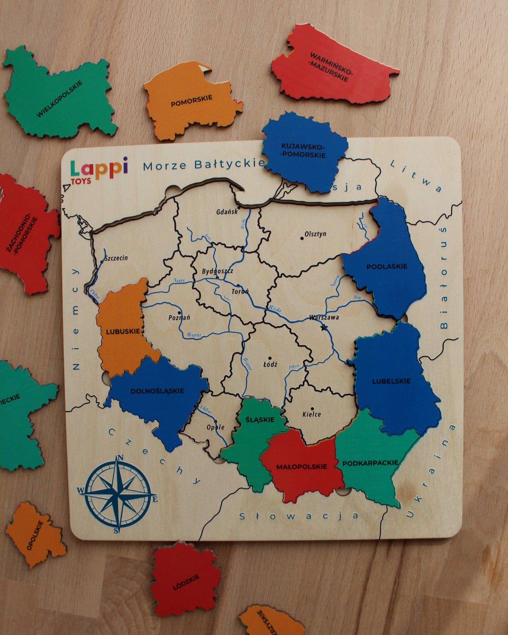 zabawki montessori, układanka drewniana, edukacyjne zabawki drewniane, drewniana mapa Polski, mapa Montessori, nauka geografii dla dzieci, drewniana układanka Polska, edukacja STEM, mapa Polski dla dzieci, zabawki do nauki geografii, drewniane puzzle Polska, interaktywna nauka geografii, podział administracyjny Polski, edukacyjne zabawki przedszkolne, Montessori geografia, zabawki wspierające rozwój poznawczy, ekologiczne zabawki drewniane, nauka województw dla dzieci, drewniana układanka województwa, mapa 