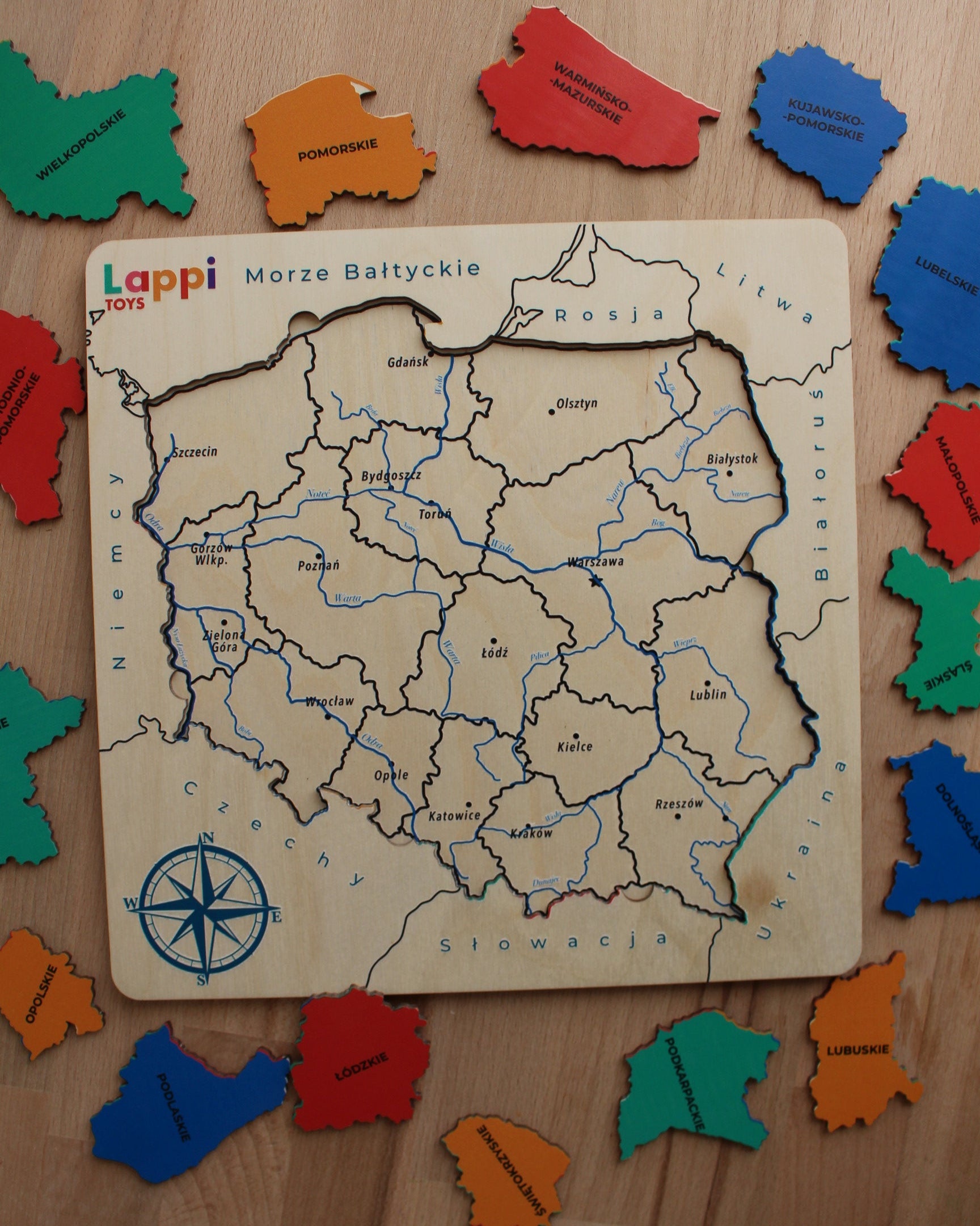 zabawki montessori, układanka drewniana, edukacyjne zabawki drewniane, drewniana mapa Polski, mapa Montessori, nauka geografii dla dzieci, drewniana układanka Polska, edukacja STEM, mapa Polski dla dzieci, zabawki do nauki geografii, drewniane puzzle Polska, interaktywna nauka geografii, podział administracyjny Polski, edukacyjne zabawki przedszkolne, Montessori geografia, zabawki wspierające rozwój poznawczy, ekologiczne zabawki drewniane, nauka województw dla dzieci, drewniana układanka województwa, mapa 
