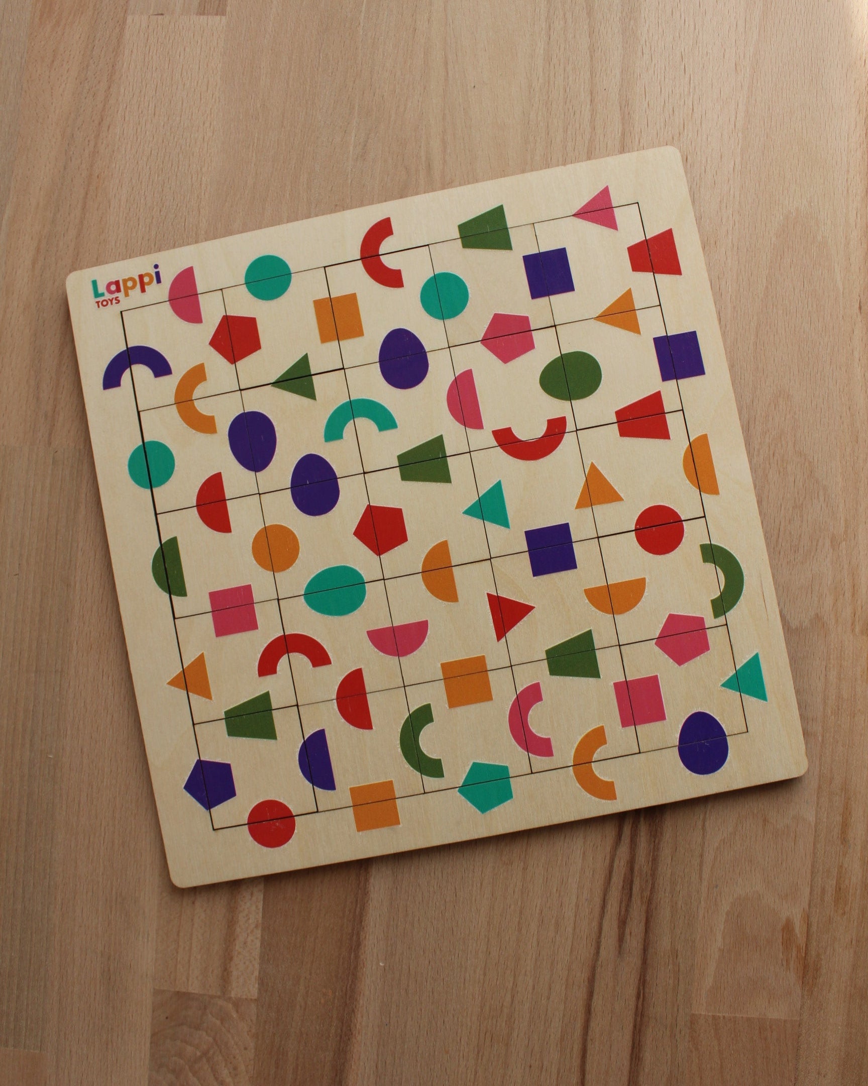 zabawki montessori, układanka drewniana, edukacyjne zabawki drewniane, drewniana układanka geometryczna, nauka figur geometrycznych, puzzle geometryczne, edukacja STEM, zabawki logiczne dla dzieci, układanka logiczna, rozwój umiejętności poznawczych, drewniane zabawki edukacyjne, kreatywna zabawa, nauka geometrii dla dzieci, ekologiczne zabawki drewniane, drewniane puzzle Montessori, edukacyjne układanki drewniane