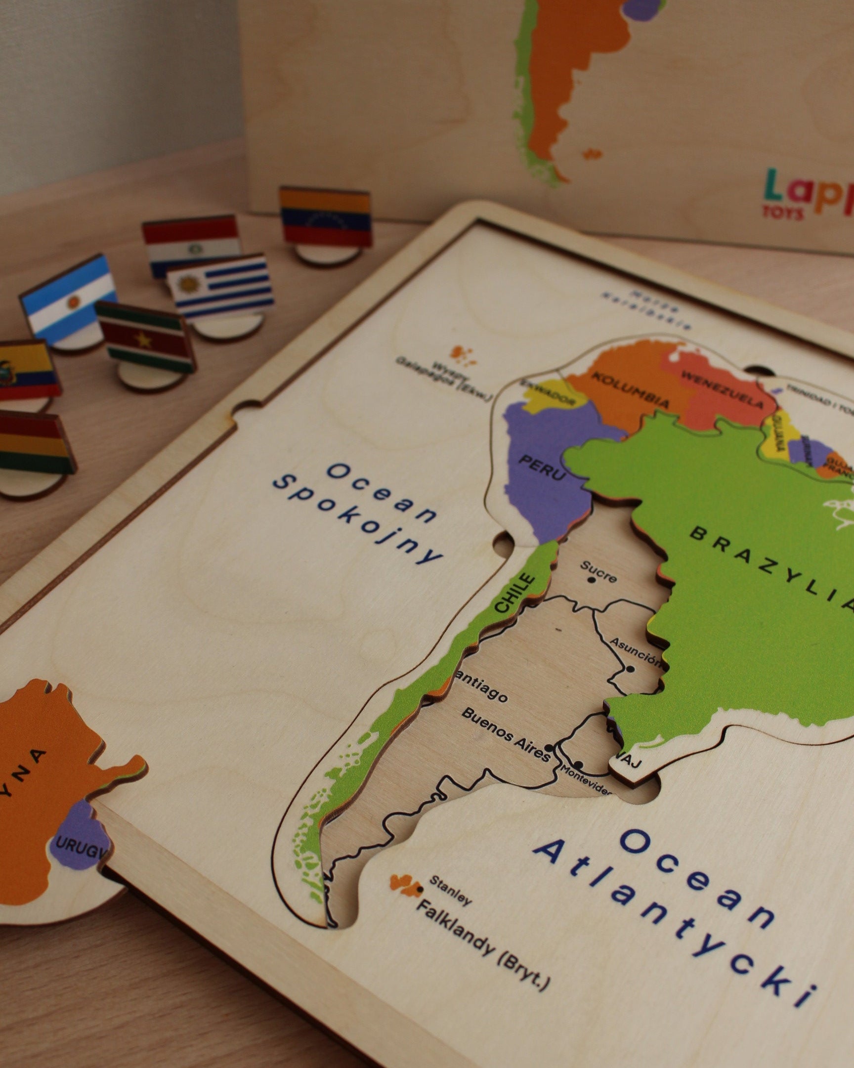 zabawki montessori, układanka drewniana, edukacyjne zabawki drewniane, nauka geografii dla dzieci, drewniana mapa, mapa Montessori, edukacja STEM, drewniana układanka kontynenty, zabawki do nauki geografii, nauka przez zabawę, drewniane zabawki edukacyjne, interaktywna nauka geografii, drewniana mapa Ameryki Południowej, edukacyjne zabawki przedszkolne, Montessori geografia, zabawki wspierające rozwój poznawczy, ekologiczne zabawki drewniane, mapa świata dla dzieci, nauka flag, drewniane puzzle kontynenty
