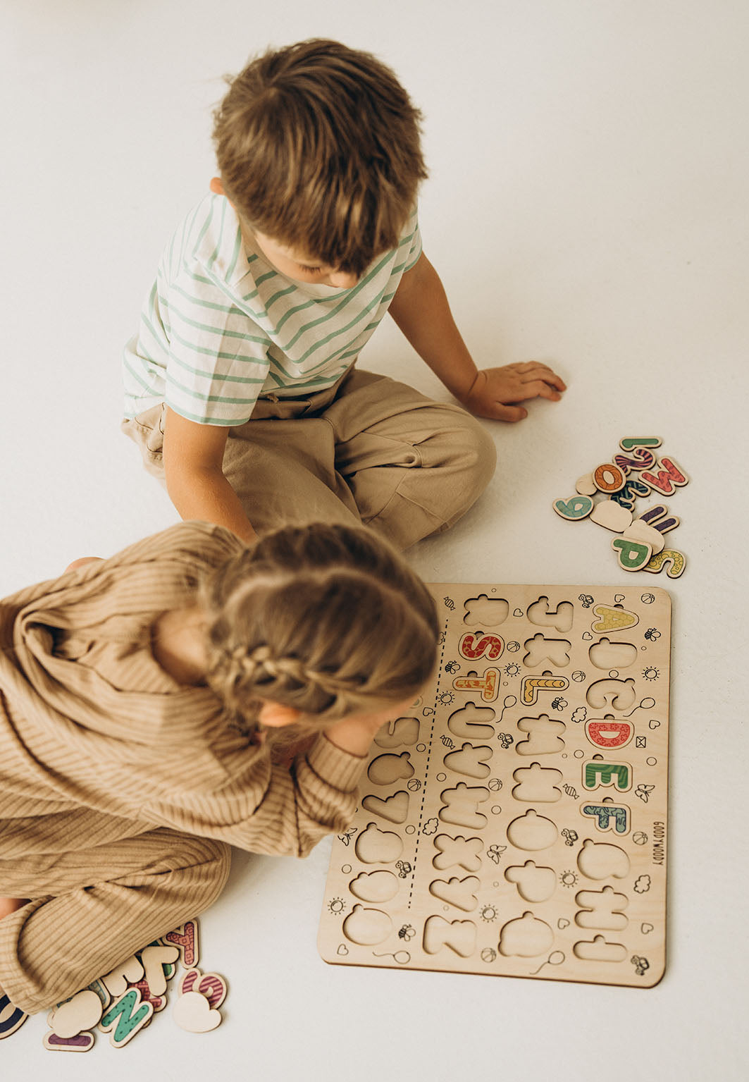 Dopasowywanie elementów do odpowiednich miejsc na planszy pomaga rozwijać koordynację wzrokowo-ruchową oraz logiczne myślenie. &nbsp;

Dzięki zastosowaniu zasad Montessori, dziecko samo odkrywa zależności między literami, cyframi i ich kształtami, co wzmacnia proces zapamiętywania i rozwija umiejętności matematyczne oraz językowe. To doskonałe narzędzie edukacyjne, które wspiera naukę alfabetu i podstaw liczenia w sposób naturalny i bez presji.