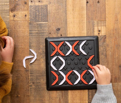 gra strategiczna, gra logiczna, kółko i krzyżyk, Tik Tak Flip, gra dla dzieci 8+, gra edukacyjna, planszowa gra rodzinna, rozwijanie logicznego myślenia, gra drewniana, zabawa dla całej rodziny, prezent dla dziecka