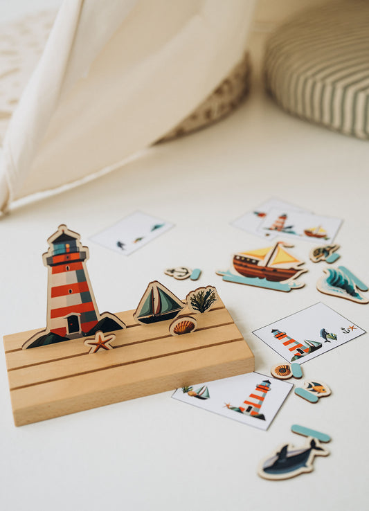 Odkryj głębiny oceanu z edukacyjną grą inspirowaną filozofią Montessori!! Zestaw zawiera 12 kolorowych tabliczek przedstawiających morskie scenerie i stworzenia, takie jak latarnia morska, wieloryb, żółw, ryba, wodorosty, żaglówki, muszle z perłą i falę. Jest to nie tylko doskonała zabawka, ale również skuteczne narzędzie wspierające rozwój umiejętności przestrzennych i językowych. Idealna na prezent dla dzieci od 3 roku życia, które uczą się przez zabawę, jednocześnie zgłębiając świat natury.
